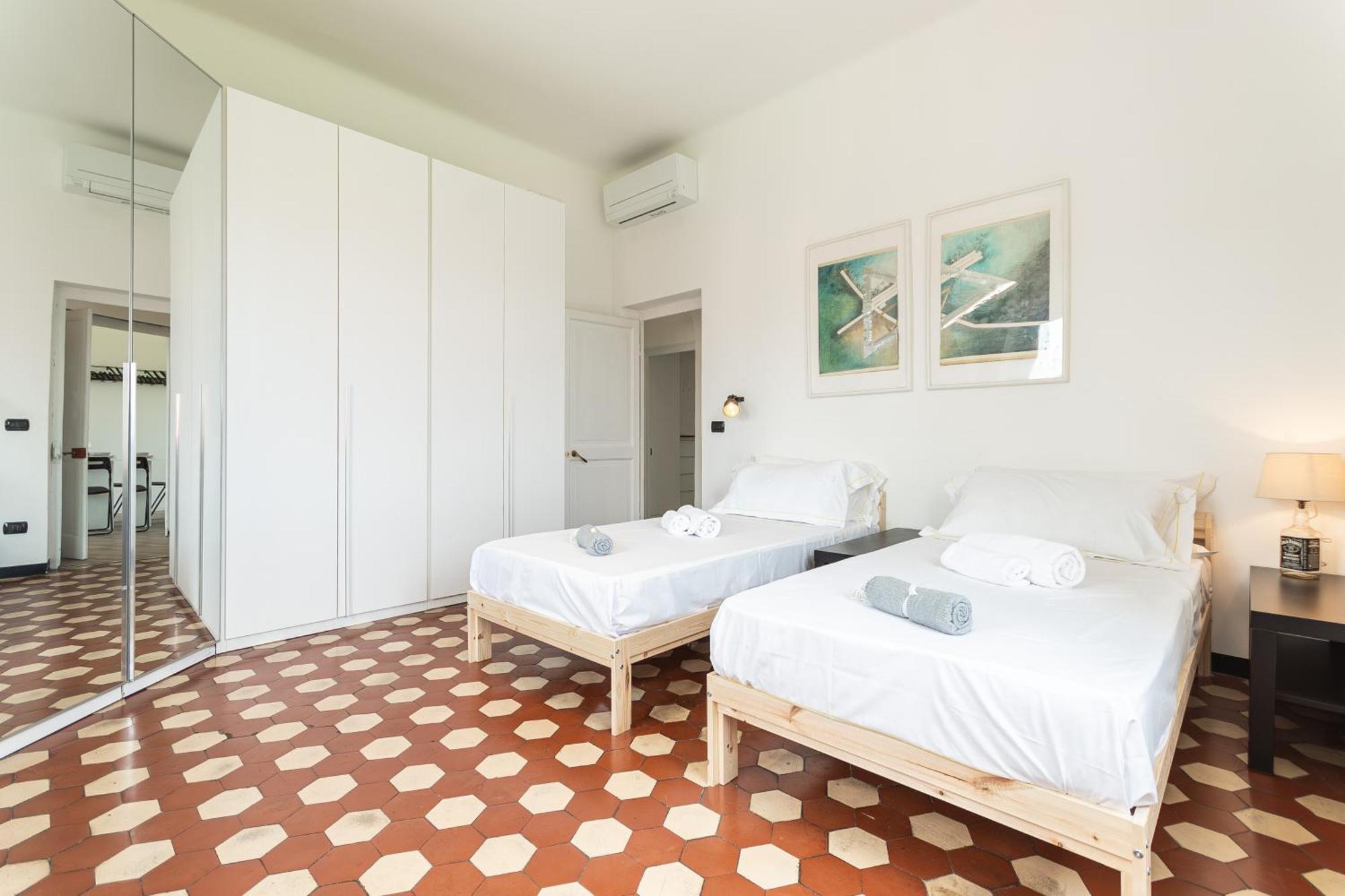 Spacious 3-Bedroom Apartment - 10 Min To City Center & 5 Min To Gaslini Hospital Janov Exteriér fotografie