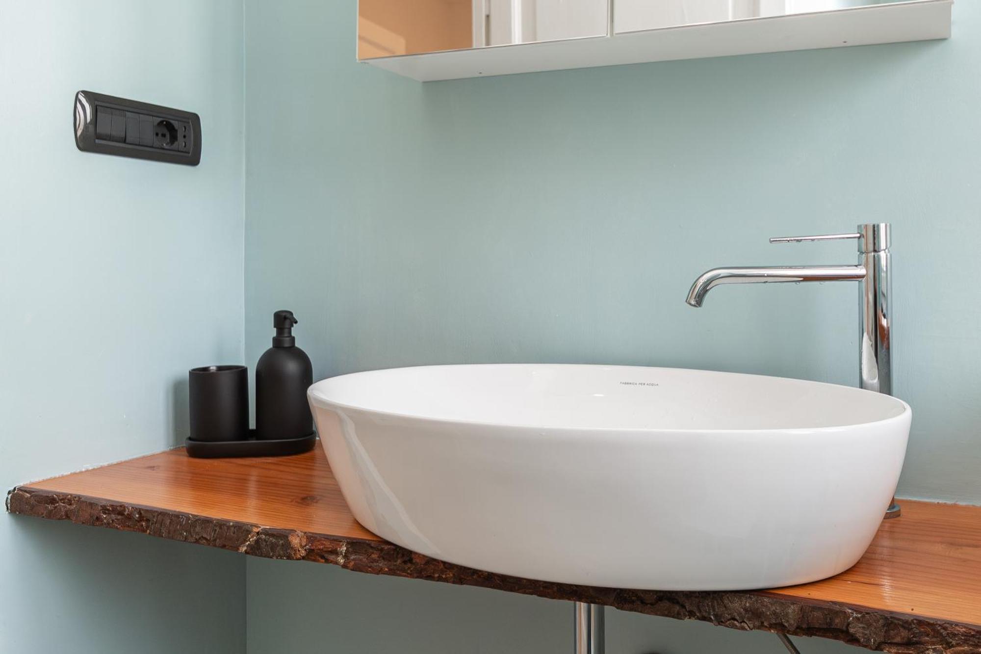 Spacious 3-Bedroom Apartment - 10 Min To City Center & 5 Min To Gaslini Hospital Janov Exteriér fotografie